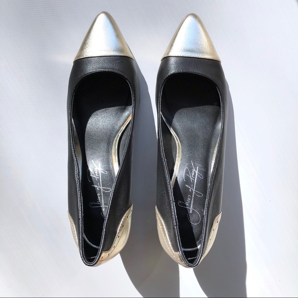 Shoes of Prey Black with Gold Toe Heels - Picture 2 of 11